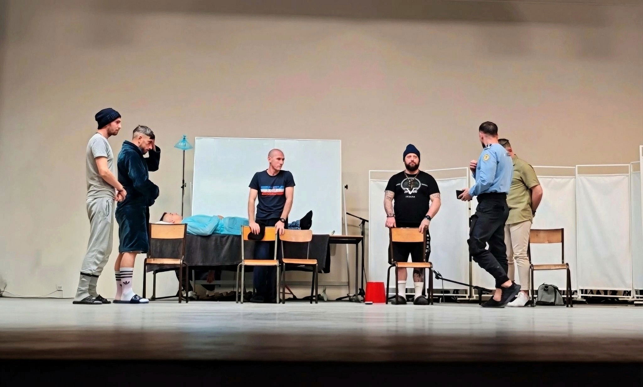 Zárkából a színpadra: fogvatartottak színházi előadása az Arcadia színházban