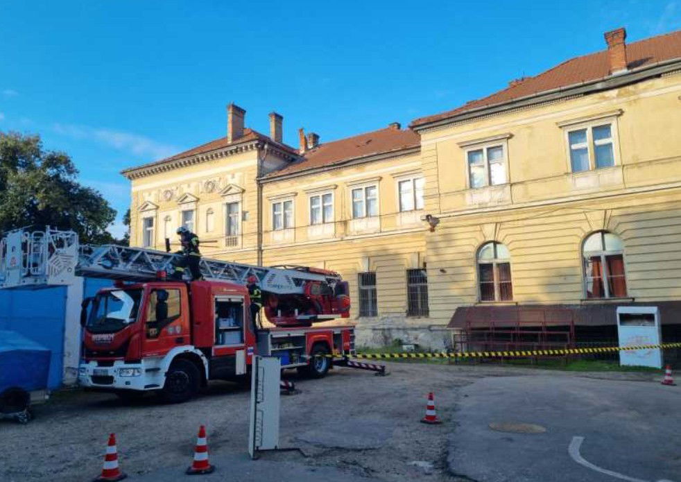 Megrepedt egy osztályterem fala, egy épületről téglák hullottak le a földrengés nyomán Szatmár megyében