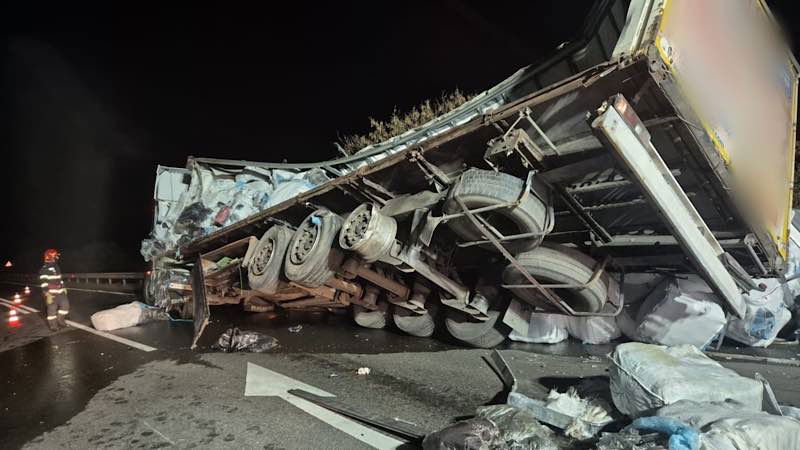 Két teherautó ütközött össze az 1-es országúton, az egyik sofőr kórházba került