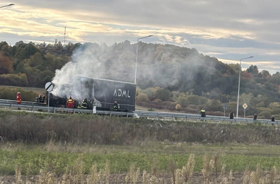 Kigyulladt egy teherautó a belényesi körgyűrűn