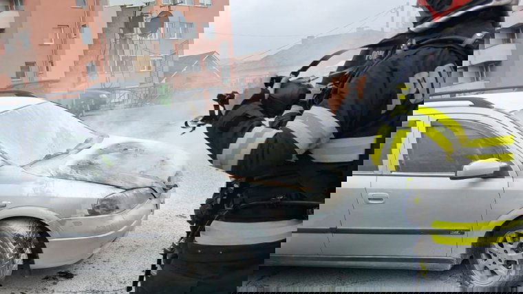 Kigyulladt egy személyautó Élesden