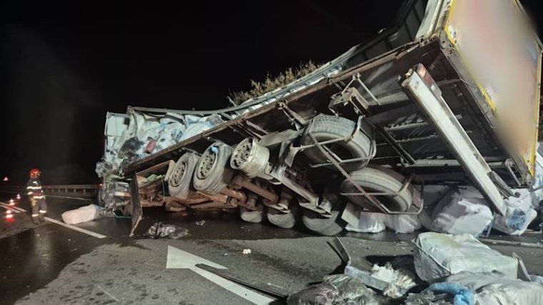 Két teherautó ütközött össze az 1-es országúton, az egyik sofőr kórházba került