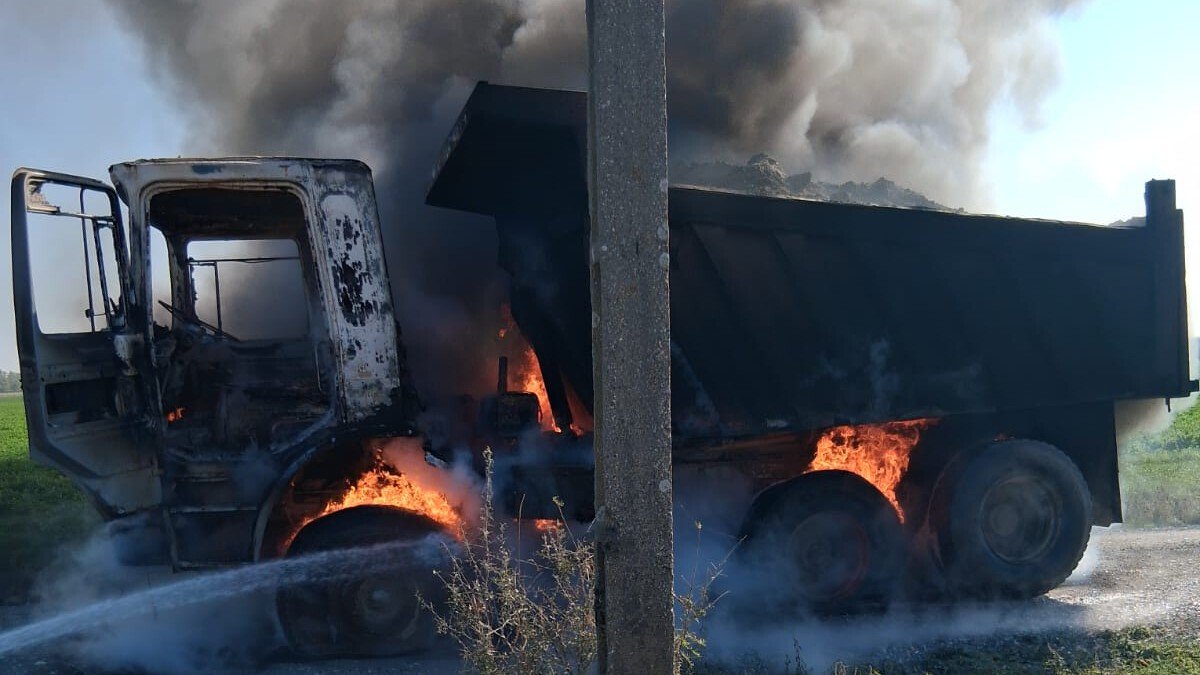 Menet közben gyulladt ki egy billenős teherautó Marciházán