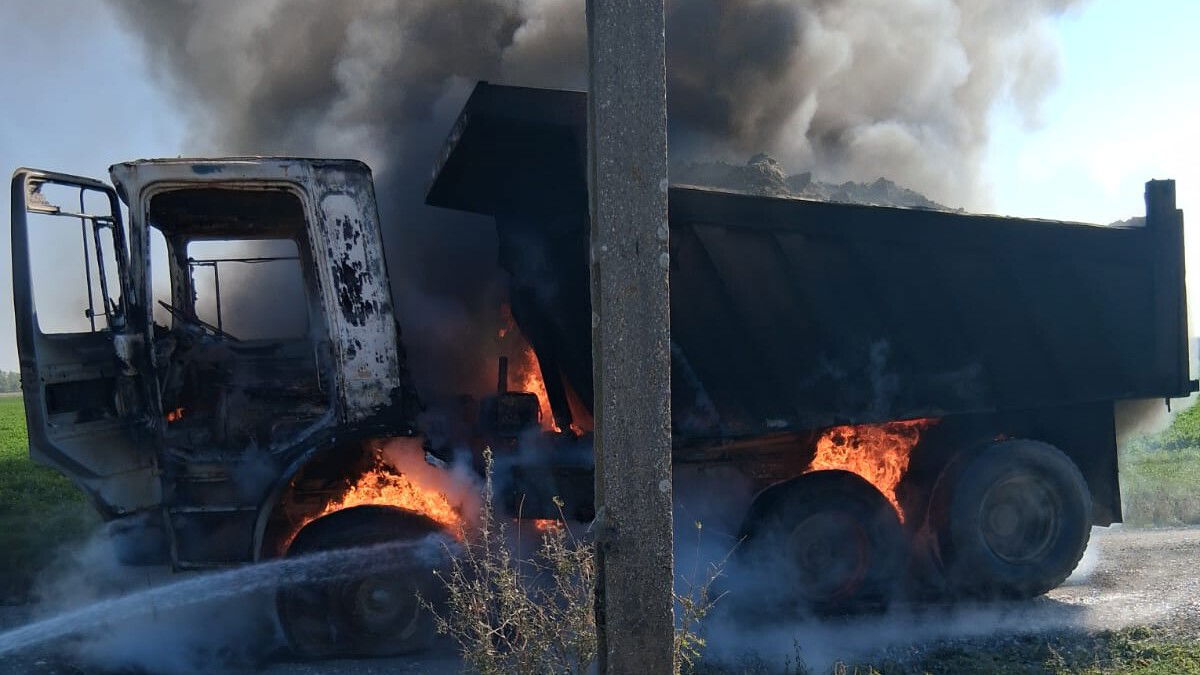 Menet közben gyulladt ki egy billenős teherautó Marciházán