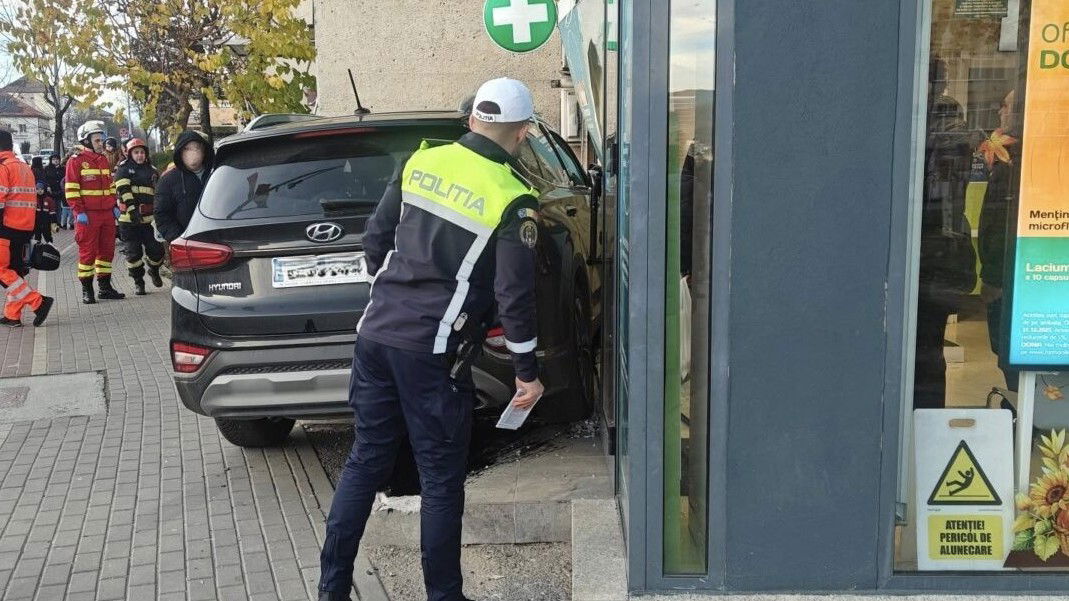 Gyógyszertárnak csapódott egy autó a szomszéd megyében