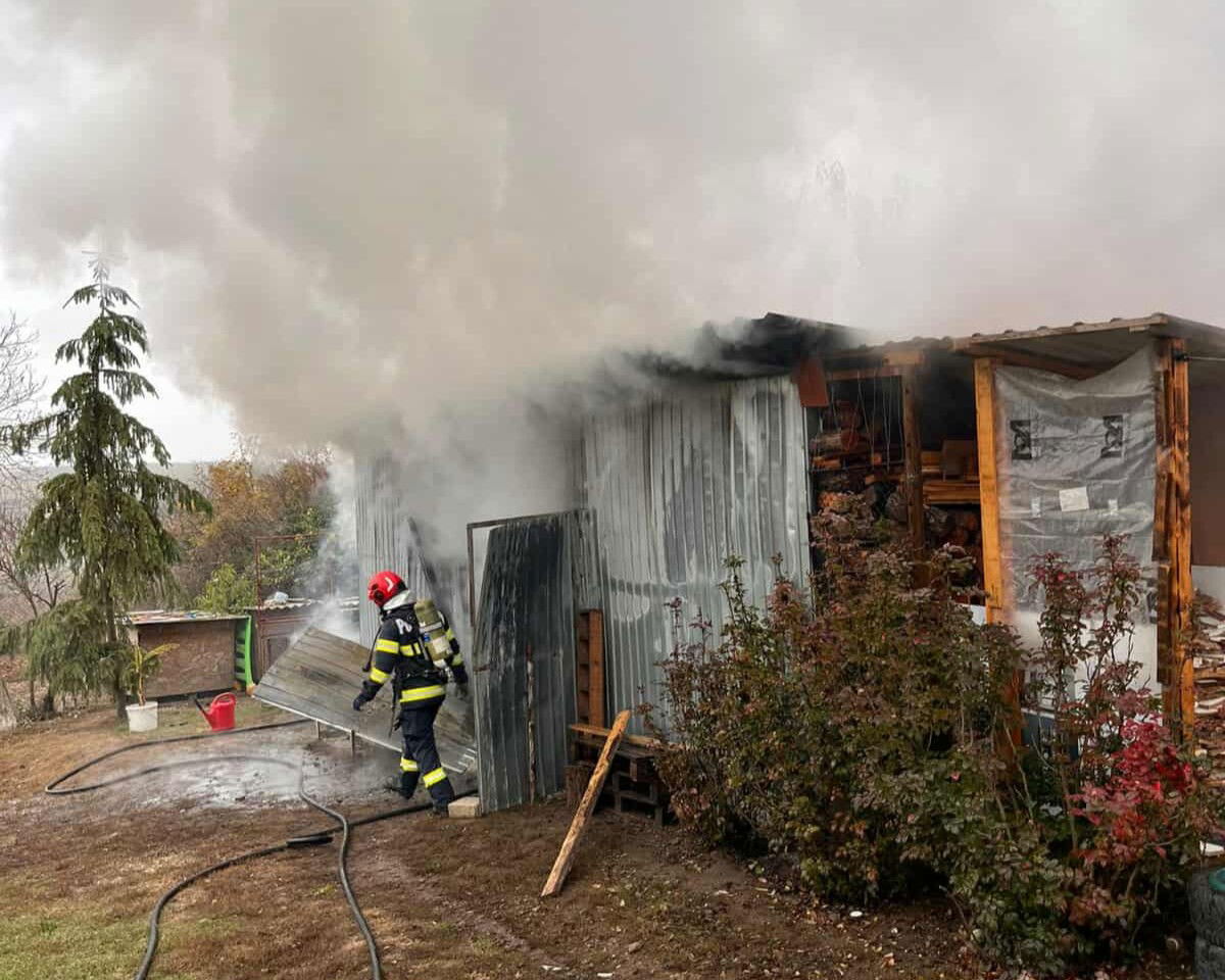 Kigyulladt egy melléképület Hegyközcsatárban