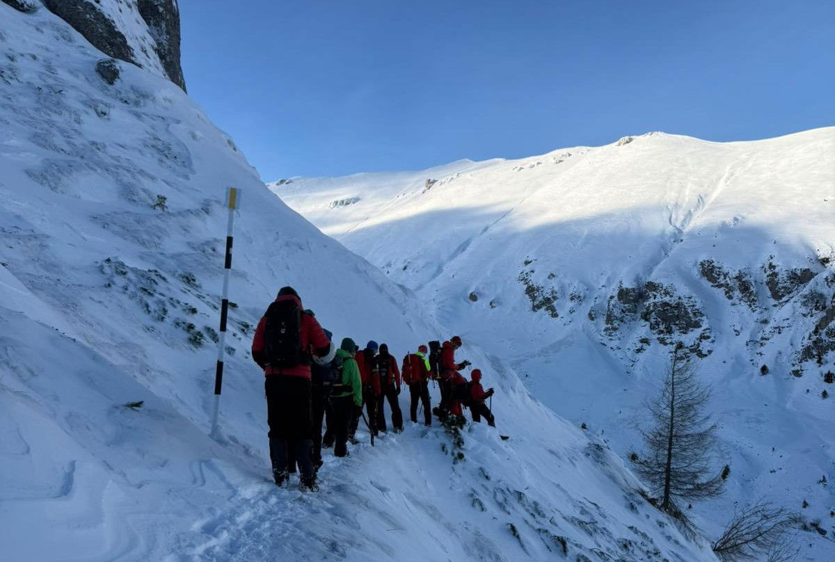 Folytatódik az eltűnt túrázó keresése a Bucsecs-hegységben – a friss hó és a rossz időjárás nehezíti az akciót