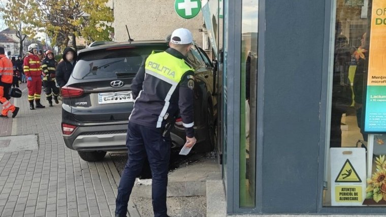 Gyógyszertárnak csapódott egy autó a szomszéd megyében