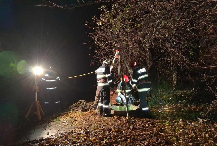 Kútba esett kutyát mentettek a szalontai tűzoltók│Videó