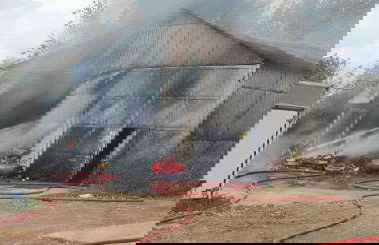 Tűz ütött ki egy autójavító műhelyben, a csarnok egy másik részében ammónium-nitrátot tartalmazó zsákokat raktároznak