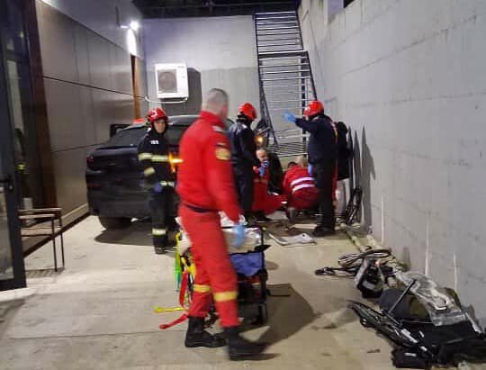 Frissítve│Halálos baleset történt Kardón: összekeverte a pedálokat a sofőr, három embert gázolt el