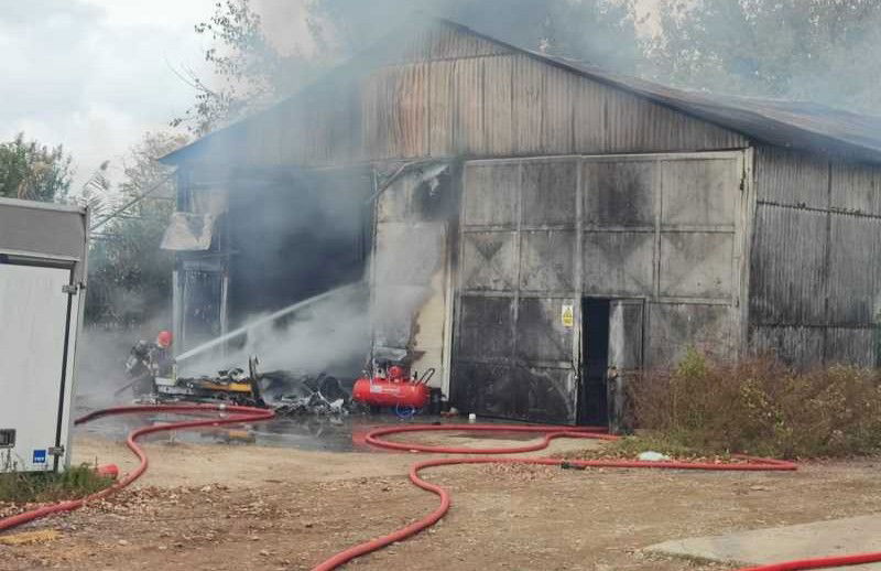 Tűz ütött ki egy autójavító műhelyben, a csarnok egy másik részében ammónium-nitrátot tartalmazó zsákokat raktároznak