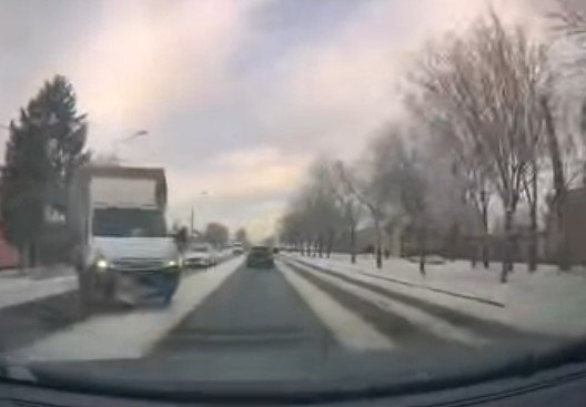 Így lehet elkerülni a bajt csúszós úton – videón a hajszálon múlt ütközés