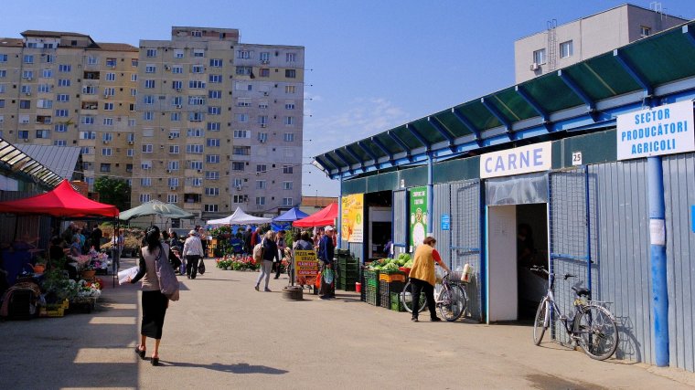 Kézre kerítettek a rendőrök egy váradi piac körül garázdálkodó zsebtolvajt