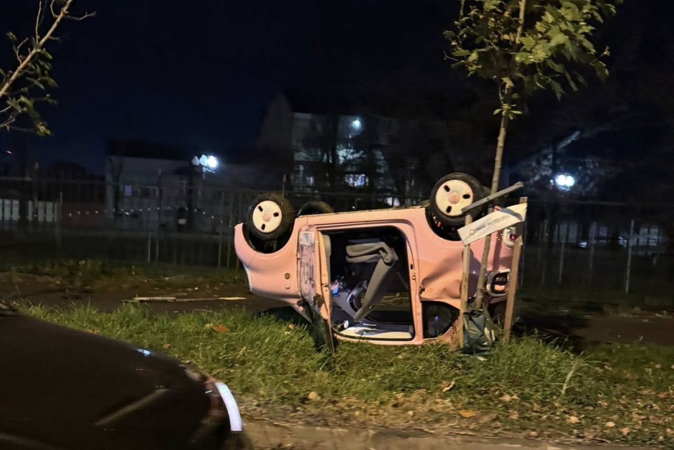 Felborult egy kisautó a Rhédey-kertnél