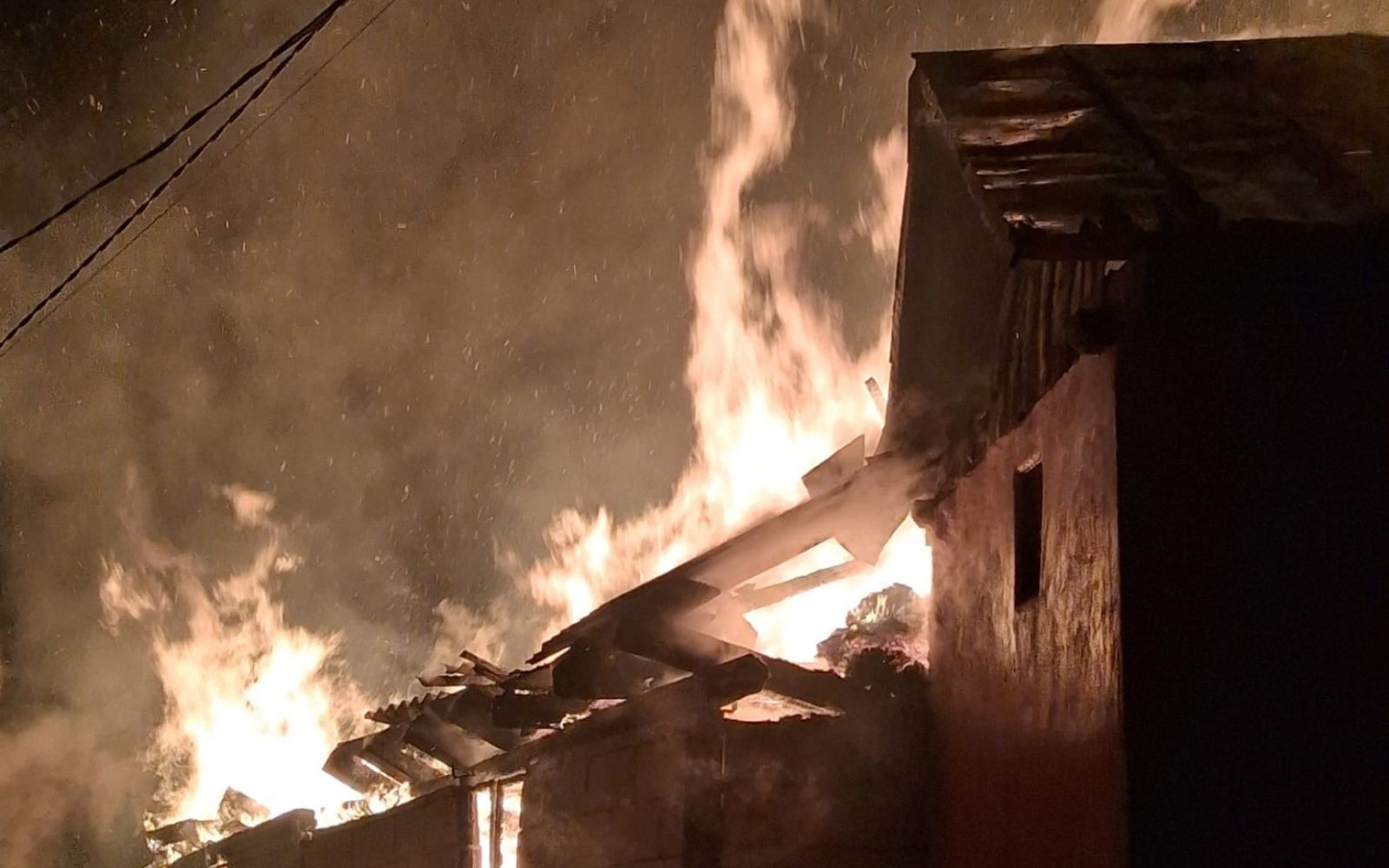 Szinte megállás nélkül dolgoztak a Bihar megyei tűzoltók a hétvégén, közel 60 riasztás érkezett