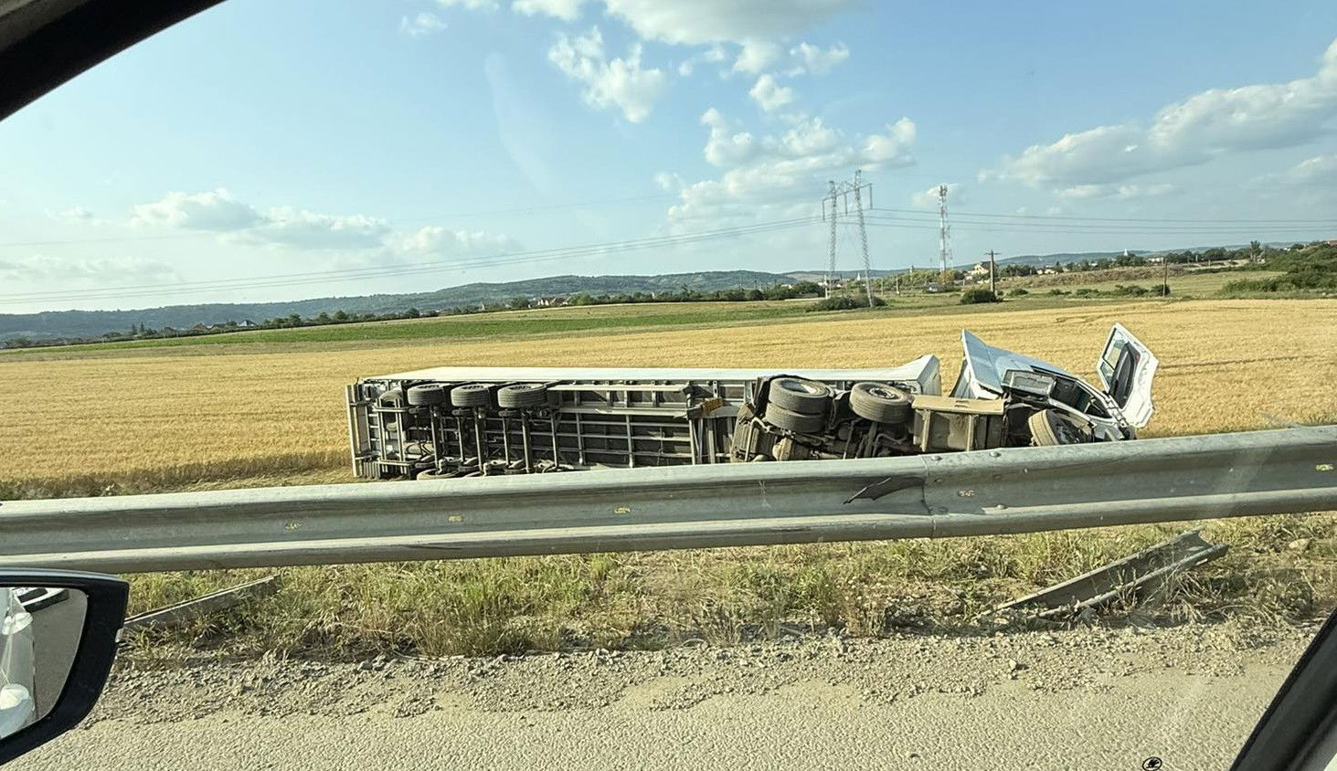 Lehajtott az útról a teherautó, miután személygépkocsival ütközött Fugyivásárhelynél