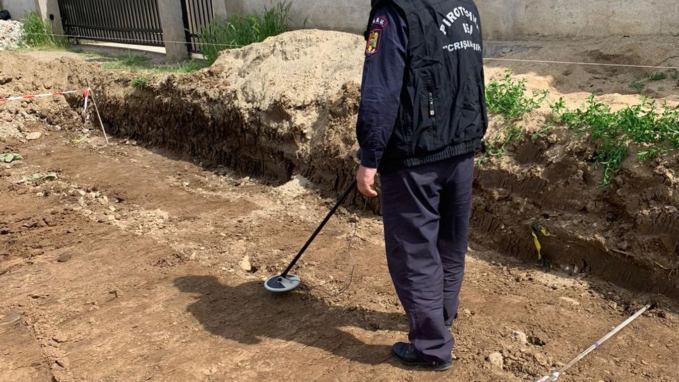 Működőképes lövedéket találtak egy udvarban