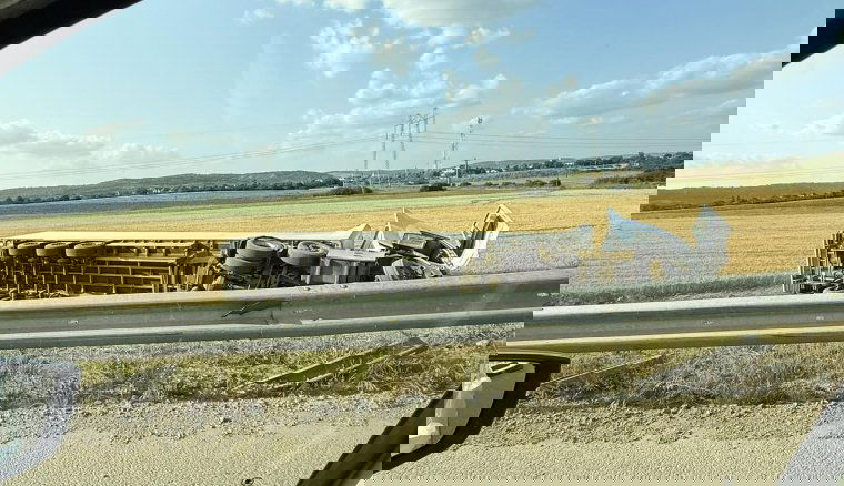Lehajtott az útról a teherautó, miután személygépkocsival ütközött Fugyivásárhelynél