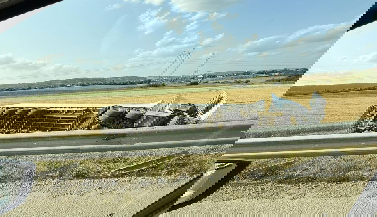 Lehajtott az útról a teherautó, miután személygépkocsival ütközött Fugyivásárhelynél