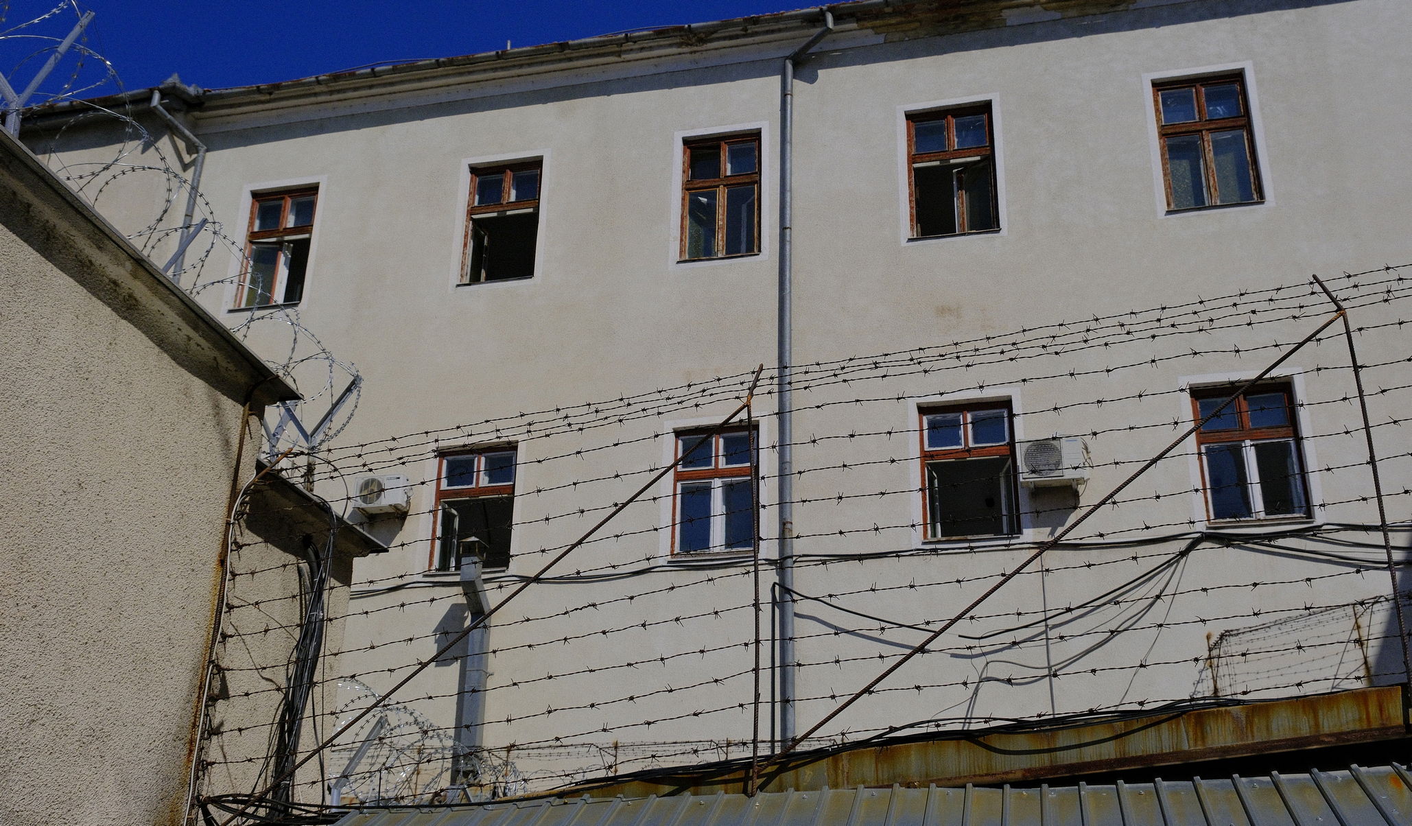 Jogerős ítélet: tizenkét év börtönre ítélték a férfit, aki vonat elé kényszerítette áldozatát