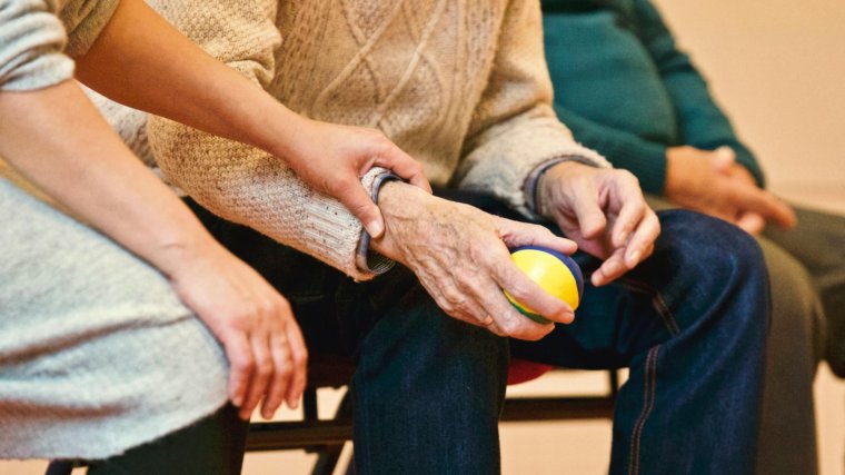 A demencia első figyelmeztető jeleiről a szeptemberi Alzheimer Caféban