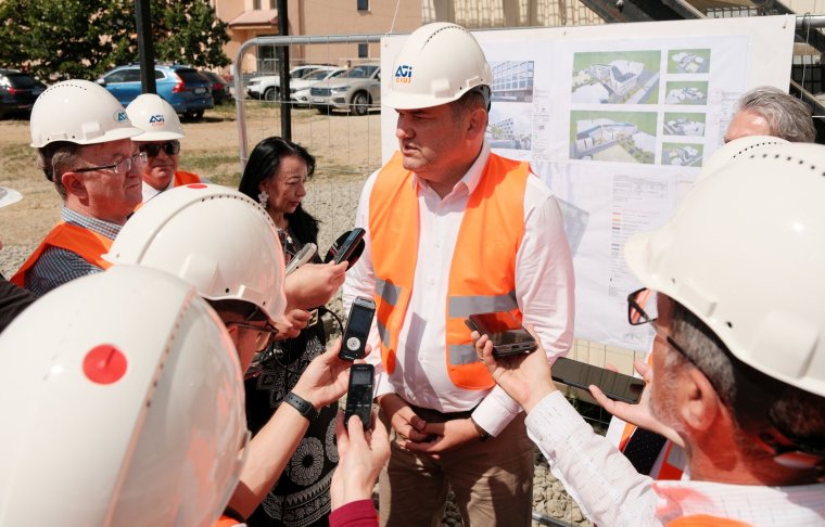 Beruházások sorsa a hiány árnyékában: megszólalt a miniszter a váradi stadionról