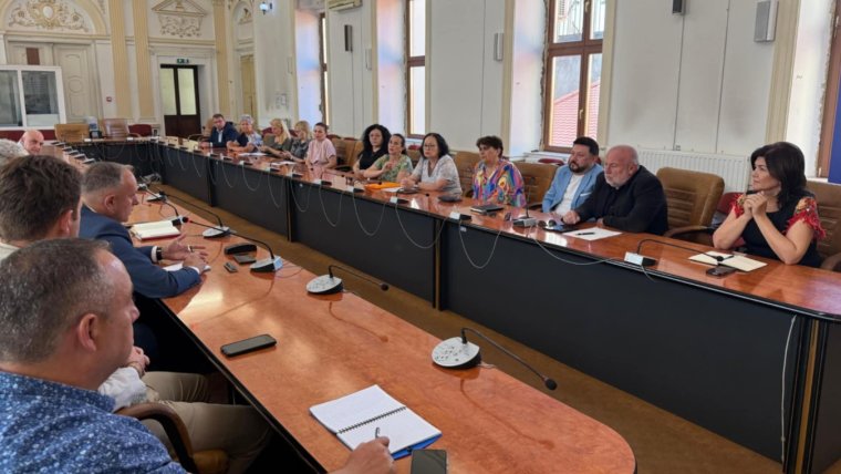 Időskori problémákról folytatott egyeztetéseket a prefektus