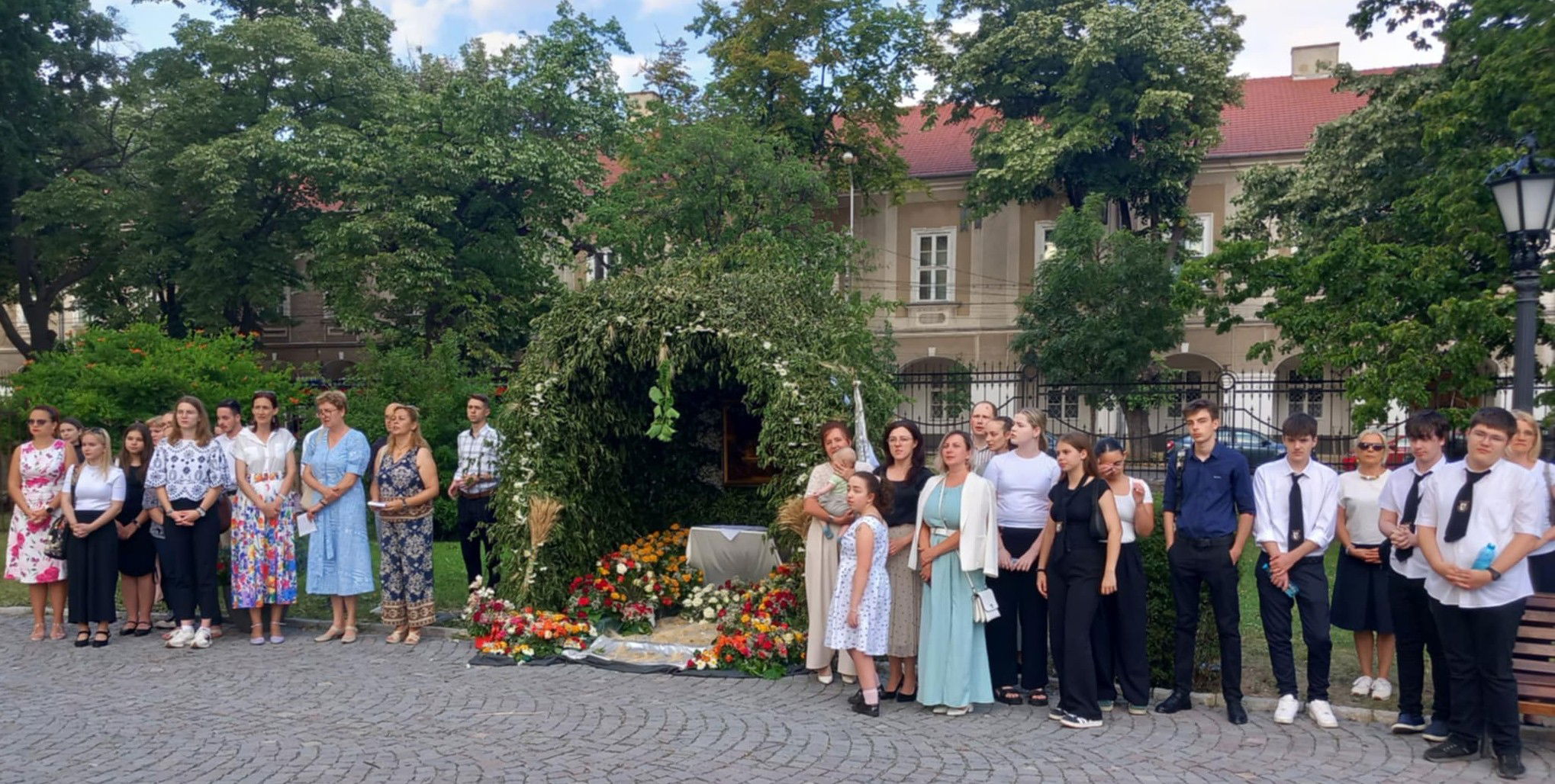 Úrnapi körmenetet tartottak a nagyváradi székesegyház előtt