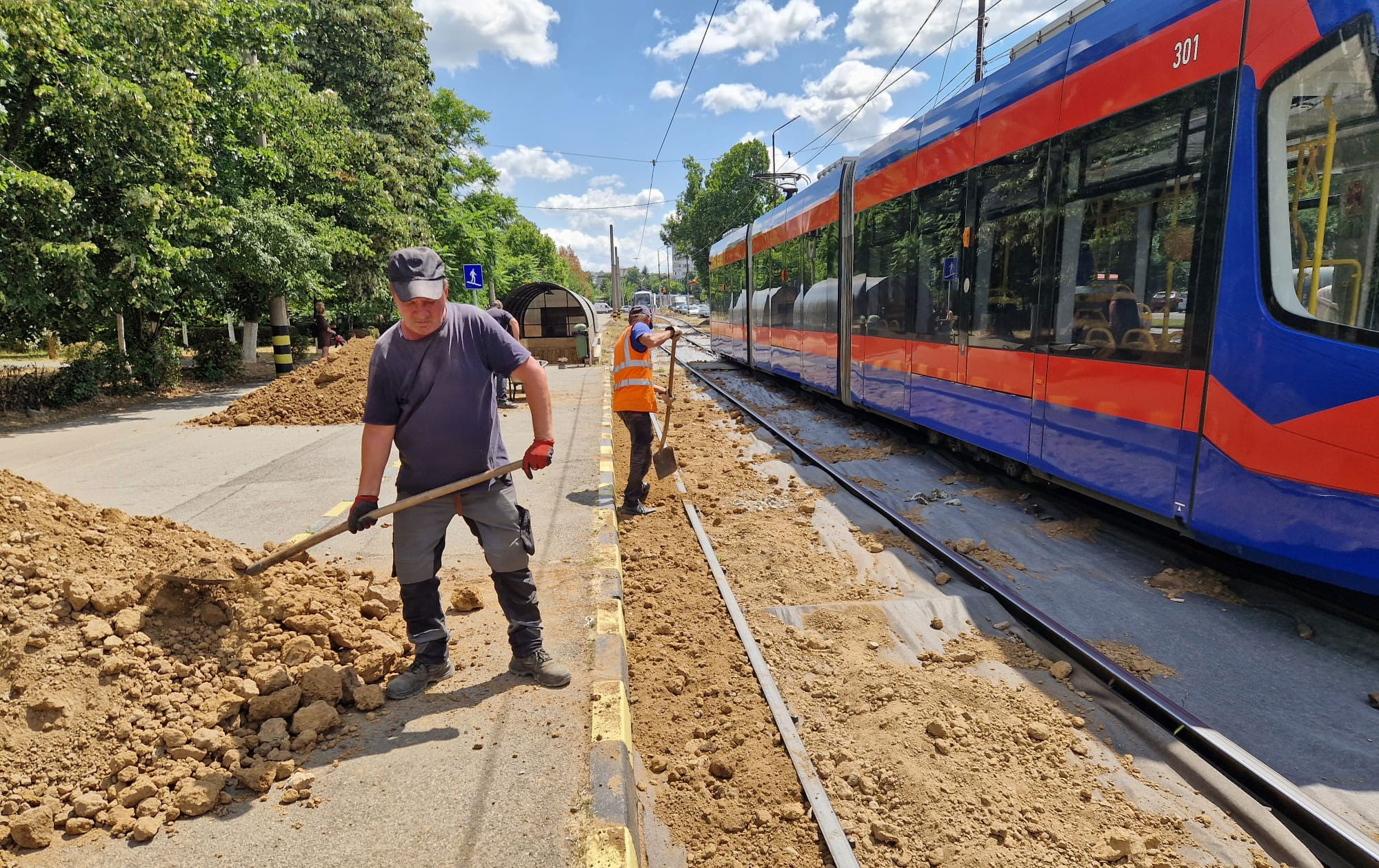 Füvesítik a villamossínek közötti részt Nagyvárad-Rogériuszon