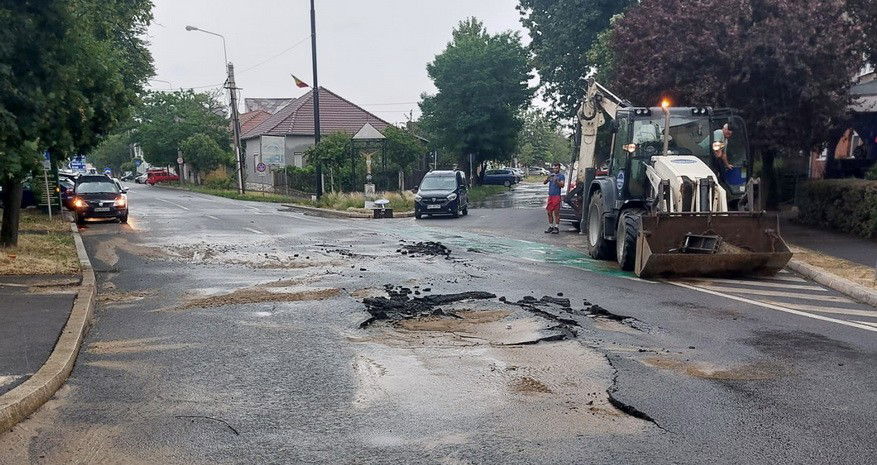 Csőtörés: feltört az aszfalt, és elöntötte az utcát a víz Nagyváradon