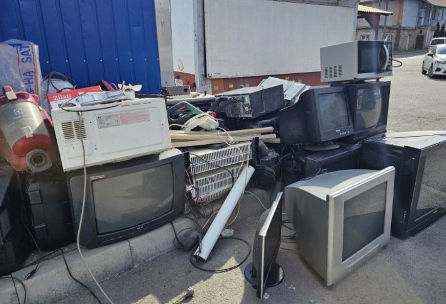 A zárt konténer mellett is otthagyhatók az elektromos hulladékok