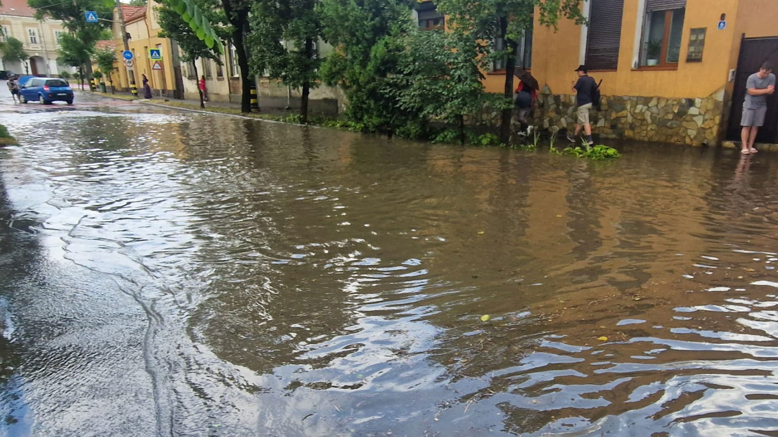 Nyári eső csapott le Nagyváradra, egy központi gyorsétterem is beázott | VIDEÓ