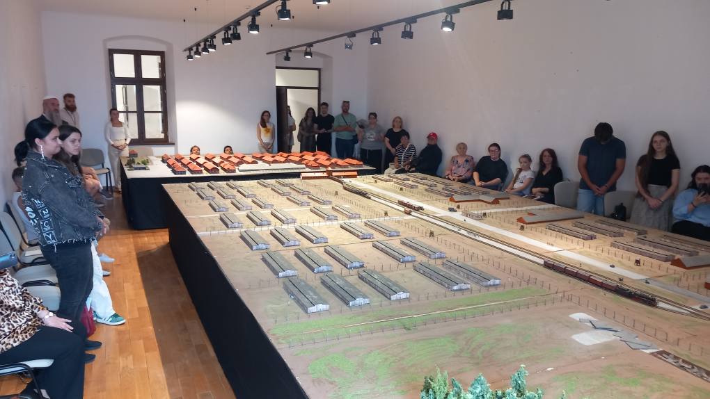 Makettkiállítás nyílt Nagyváradon az auschwitzi koncentrációs táborról