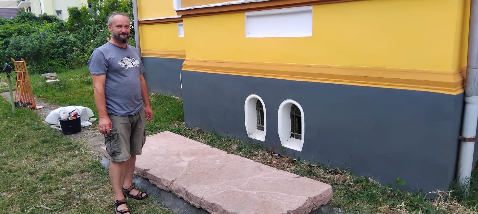 Restaurálták a sólyomkővári Batthyány-kápolna vörös márványtábláját