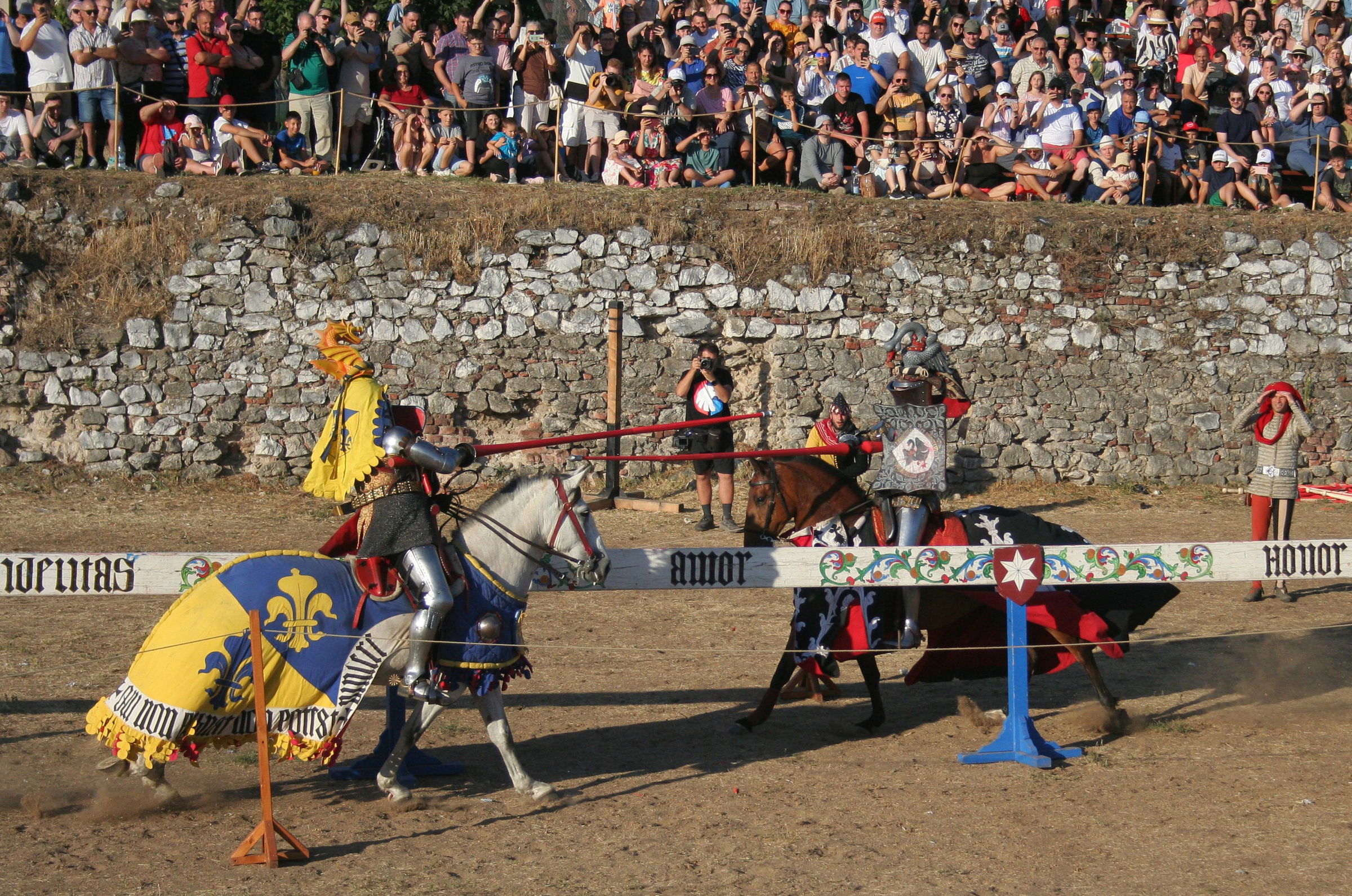 Harcászati bemutatók és tűzzsonglőrök: élménydúsan telt a Középkori Fesztivál második napja