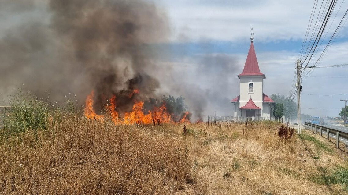 Tarlótűz fenyegette a váradlesi református templomot