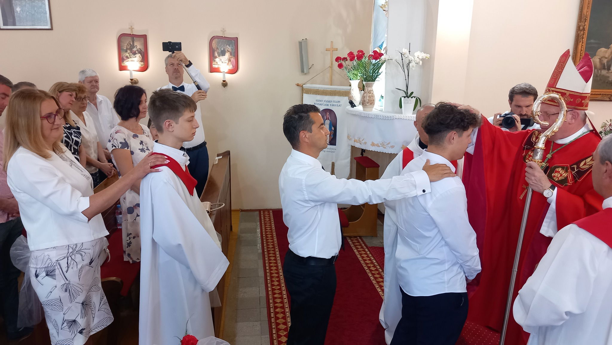 A Szentlélek ajándékaiban részesült két fiatal a Szent József-telepen