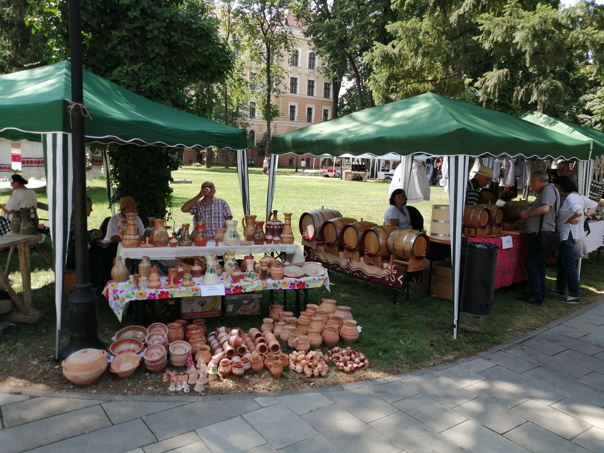 Népi mesterek vására a múzeum parkjában