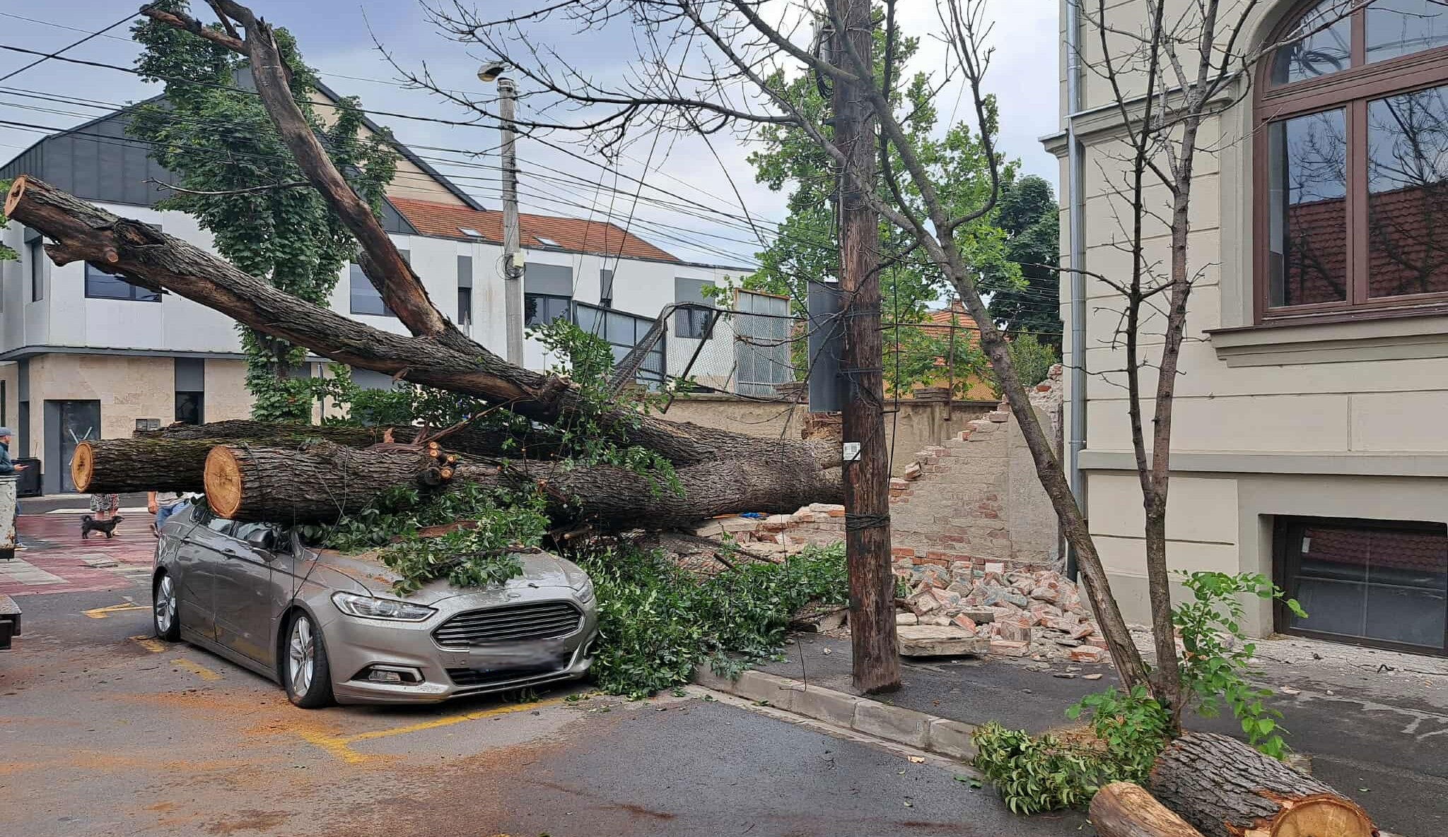 FRISSÍTVE | Károkat okozott a vihar, személyi sérülések is történtek
