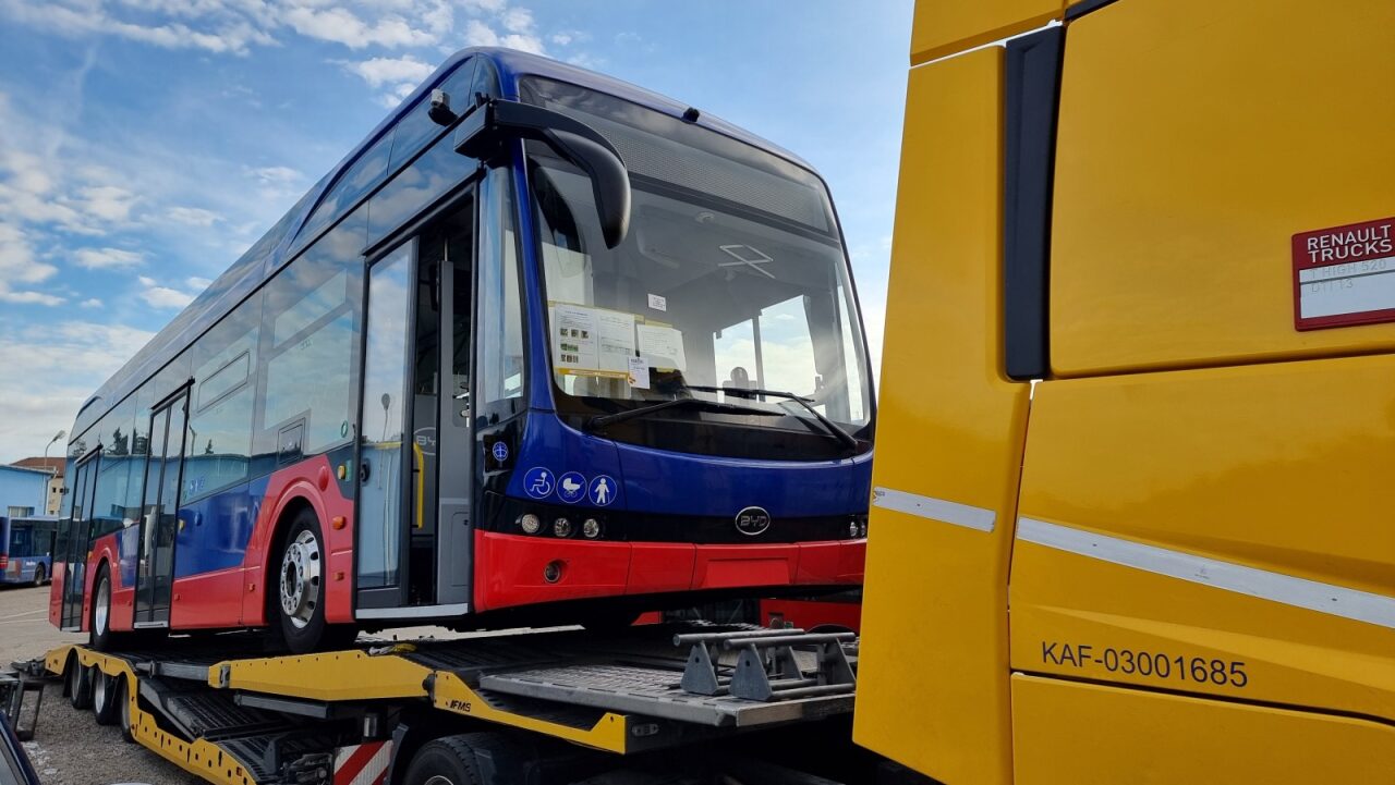 Megérkezett az első elektromos busz Nagyváradra