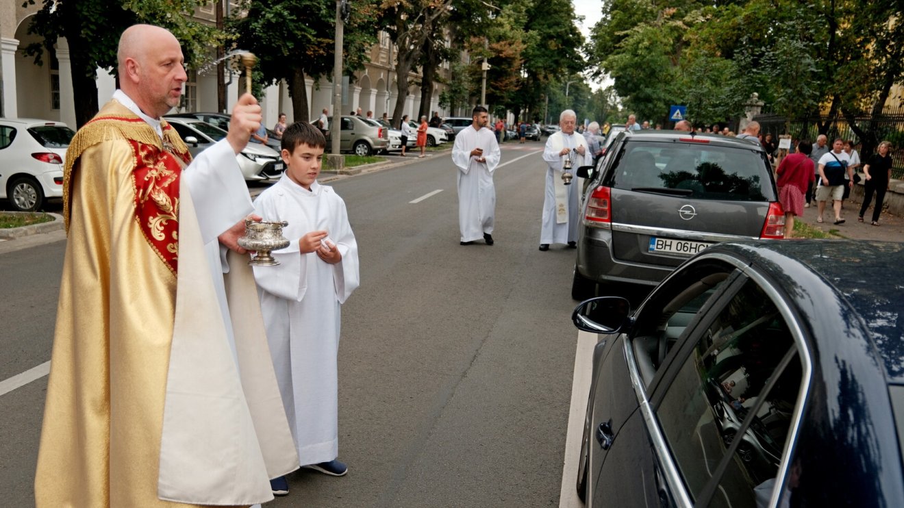 Megáldották a gépjárműveket a Kanonok soron | FOTÓK