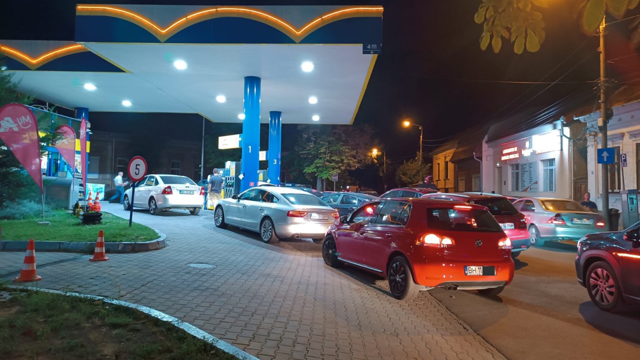 Késő este még zajlott a „pániktankolás”, de más drágulásokat is hozott az augusztus