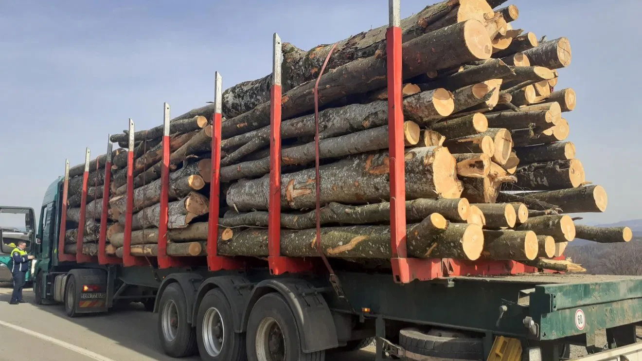 Túlsúlyos rakományok miatt bírságoltak a megyei utakon