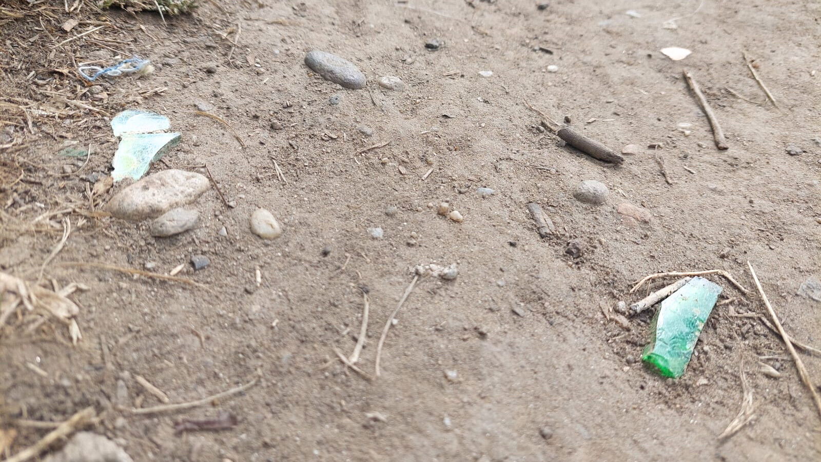 Üvegszilánkokkal van tele a Körös-part Nagyváradon