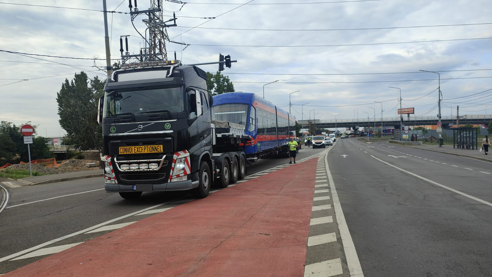 Bővül a flotta: megérkezett a harmadik új villamos is Nagyváradra