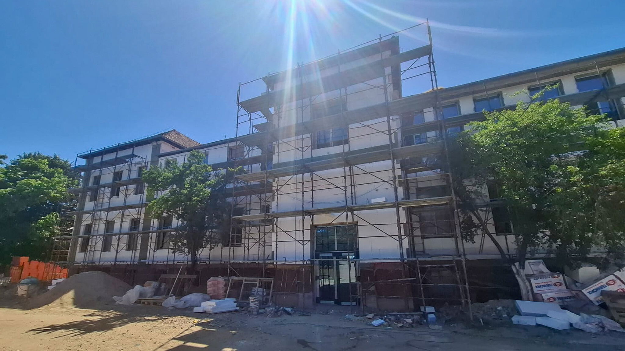 Haladnak a befogadóközpontok felújítási munkálataival