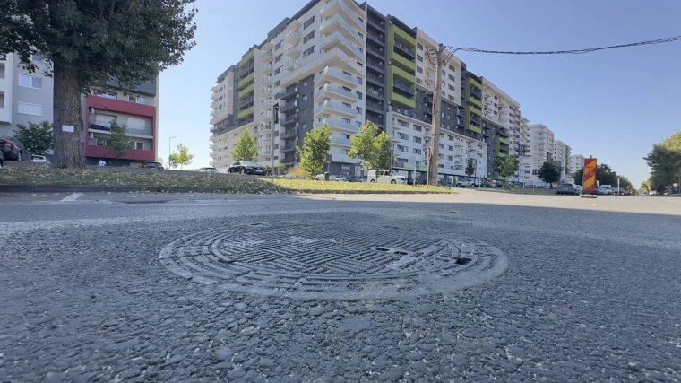 Aljzatkiegyenlítő csatornafedőket helyeztek le Váradon