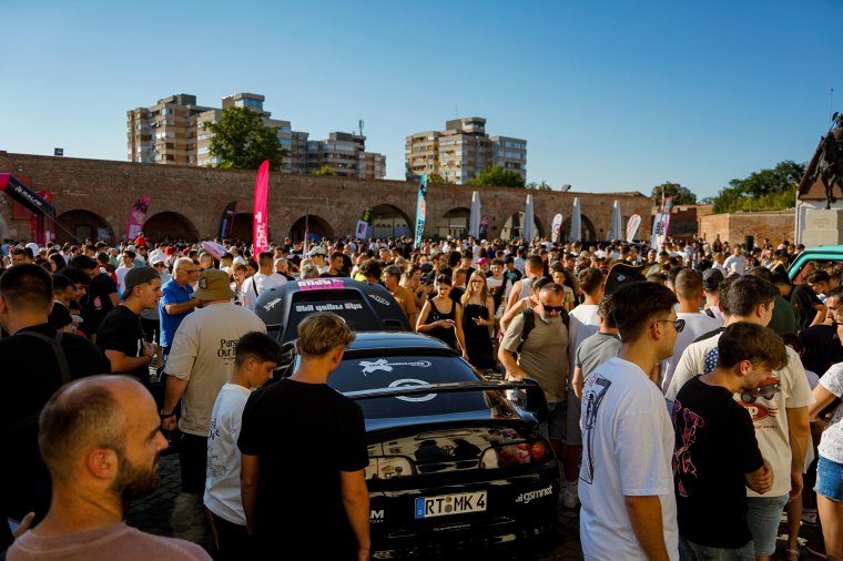 Hatalmas érdeklődés övezte a Nagyváradra érkező luxusautókat | GALÉRIA és VIDEÓ