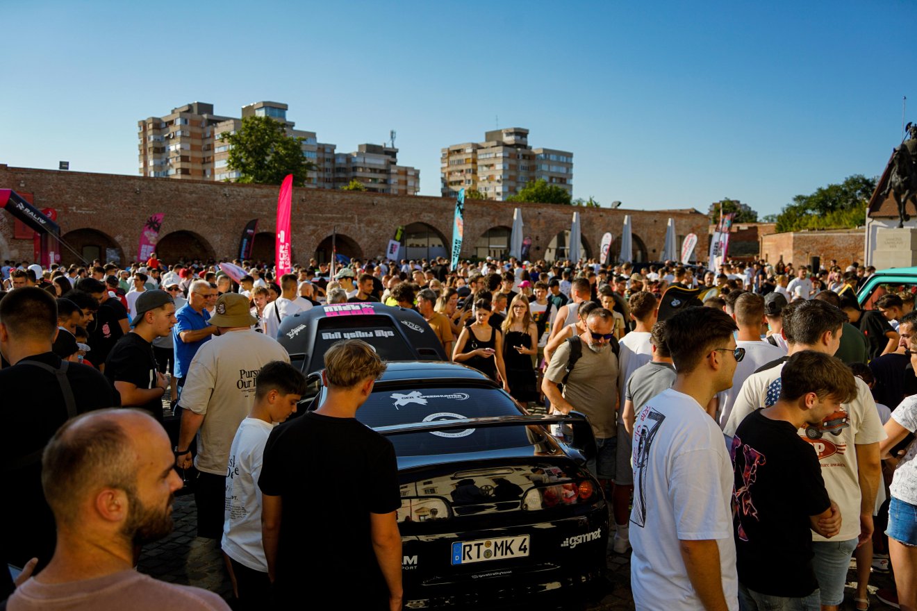 Hatalmas érdeklődés övezte a Nagyváradra érkező luxusautókat | GALÉRIA és VIDEÓ